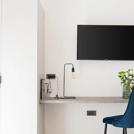 Royal Rei Apartment *